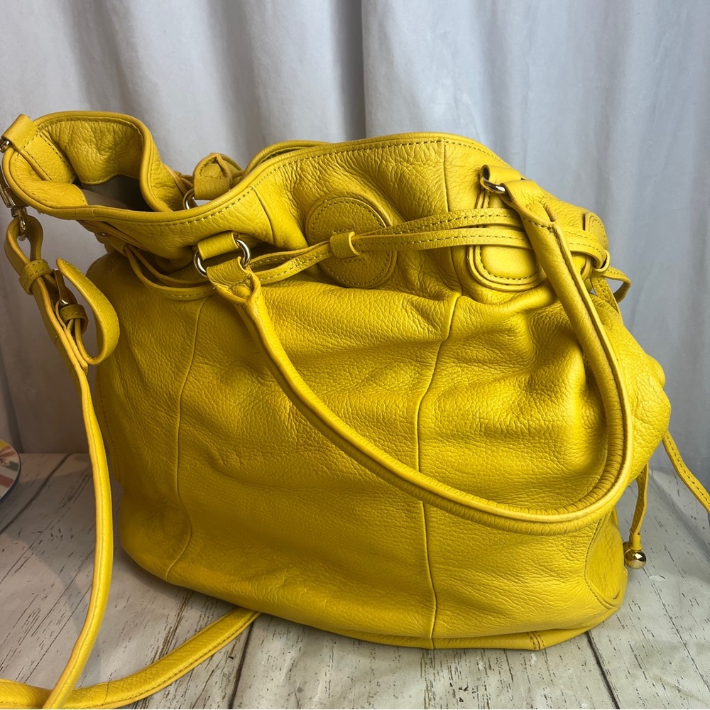 Isaac Mizrahi Live Yellow Pebbled Leather Drawstring Bucket Handbag  Purse Set - Picture 11 of 16